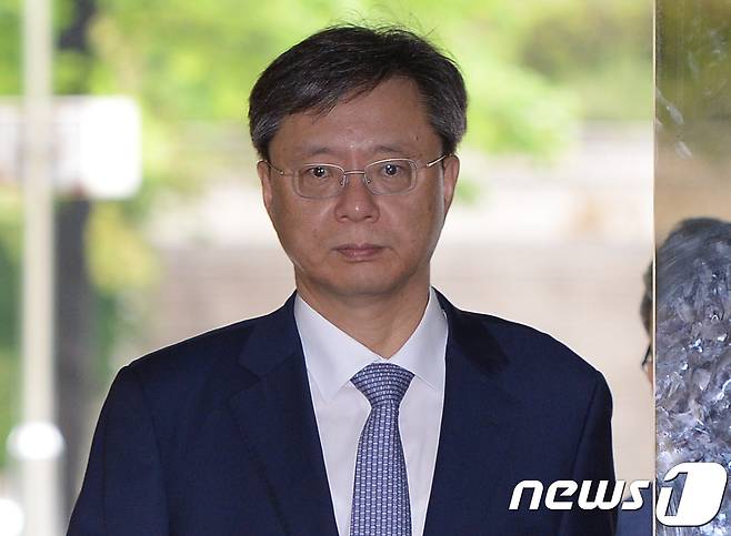 '국정농단' 사태를 축소·은폐하려 시도한 혐의를 받는 우병우 전 청와대 민정수석비서관이 지난 3일 서울 서초구 서울중앙지법에서 열린 3차 공판에 출석하고 있다. 2017.7.3/뉴스1 © News1 송원영 기자