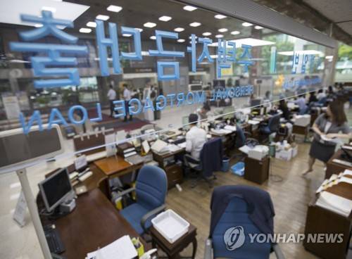 (서울=연합뉴스) 윤동진 기자 = 주택안정을 위해 주택담보대출비율(LTV)과 총부채상환비율(DTI) 규제를 강화하는 '6·19 부동산대책'이 시행된 3일 서울 여의도 한 시중은행 주택자금대출 창구에서 직원들이 업무를 보고 있다. 2017.7.3      mon@yna.co.kr