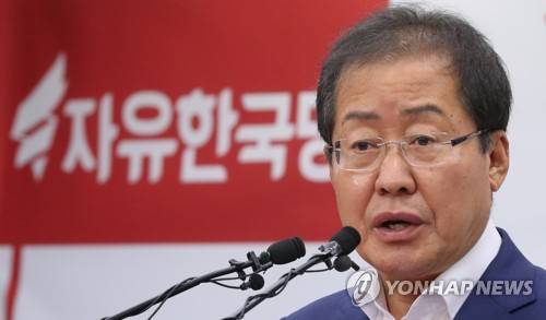 (서울=연합뉴스) 안정원 기자 = 자유한국당 홍준표 신임 당대표가 3일 오후 서울 여의도 당사에서 기자회견을 하고 있다. 2017.7.3      jeong@yna.co.kr