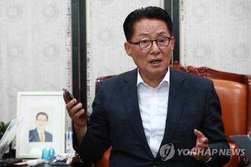 국민의당 박지원 전 대표가 지난 3일 오후 국회 의원회관 자신의 방에서 제보 조작 파문 관련 기자간담회를 갖고 있다. [연합뉴스 자료사진]