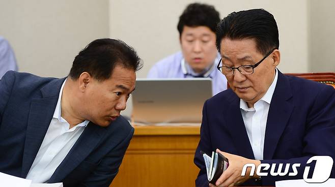박지원 국민의당 전 대표(오른쪽)와 이용주 의원. 2017.7.4/뉴스1 © News1 허경 기자