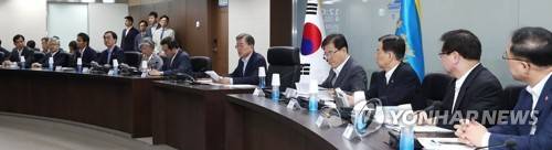 (서울=연합뉴스) 김주형 기자 = 문재인 대통령이 4일 오전 북한의 탄도미사일 발사와 관련, 국가안전보장회의(NSC) 전체회의를 소집, 발언하고 있다.        주영훈 경호실장(왼쪽부터), 남관표 국가안보실 2차장, 임종석 비서실장, 조명균 통일부 장관, 강경화 외교부 장관, 이낙연 국무총리, 문 대통령, 정의용 국가안보실장, 한민구 국방부 장관, 서훈 국가정보원장. 홍남기 국무조정실장. 2017.7.4      kjhpress@yna.co.kr