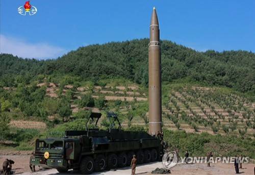 (서울=연합뉴스) 북한 조선중앙TV는 4일 대륙간 탄도미사일(ICBM) '화성-14' 시험발사에 성공했다며 ICBM 발사 모습을 공개했다.