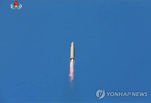 (서울=연합뉴스) 북한 조선중앙TV는 4일 대륙간 탄도미사일(ICBM) '화성-14' 시험발사에 성공했다며 ICBM 발사 모습을 공개했다.
