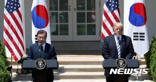 【워싱턴=뉴시스】전신 기자 = 문재인 대통령과 도널드 트럼프 미 대통령이 지난달 30일(현지시간) 미국 워싱턴 백악관 로즈가든에서 공동 언론 발표를 하고 있다. 2017.07.01.    photo1006@newsis.com  <저작권자ⓒ 공감언론 뉴시스통신사. 무단전재-재배포 금지.>