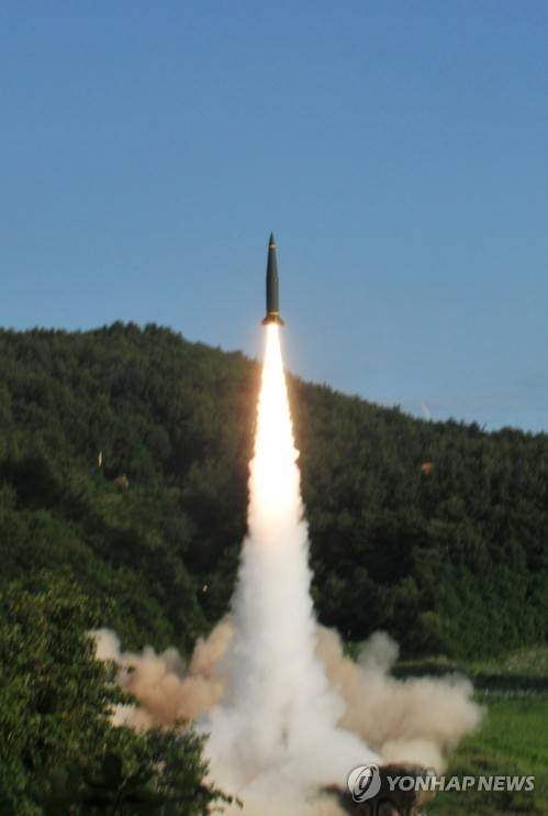 (서울=연합뉴스) 한미 양국 군이 5일 북한의 대륙간탄도미사일(ICBM) 도발에 대응해 적 지휘부에 대한 탄도미사일 타격훈련을 하며 경고메시지를 보냈다.      합동참모본부는 이날 "한미 미사일 부대는 오늘 오전 7시 북한의 거듭되는 탄도미사일 도발에 대응해 동해안에서 한미 연합 탄도미사일 사격을 실시했다"고 밝혔다. 2017.7.5 [합동참모본부 제공=연합뉴스]