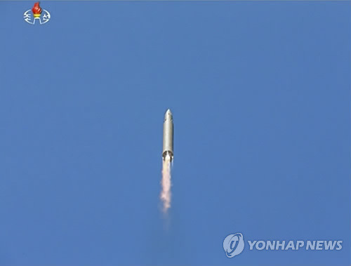 (베를린 AP=연합뉴스) 북한이 대륙간탄도미사일(ICBM)이라고 발표한 화성-14형 미사일이 4일 발사되고 있다. 세계 각국이 북한의 이날 도발을 한목소리로 규탄하며 강력한 대응을 예고해 오는 7~8일 독일 함부르크에서 개최되는 주요 20개국(G20) 정상회의에서는 보호무역주의 심화와 기후변화 대응 등 애초 주요 의제로 꼽혔던 현안 대신 북한 문제가 최우선으로 논의될 것으로 보인다.      ymarshal@yna.co.kr