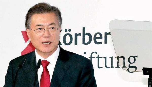 우리가 추구하는건 오직 평화 문재인 대통령이 6일 오후(현지시간) 구 베를린 시청 베어홀에서 쾨르버재단 초청으로 한반도 평화 구축과 남북 관계, 통일 등을 주제로 연설하고 있다. [베를린 = 이충우 기자]