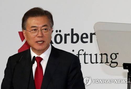 (베를린=연합뉴스) 김주형 기자 = 문재인 대통령이 6일 오후(현지시간) 구 베를린 시청 베어 홀에서 쾨르버 재단 초청으로 한반도 평화구축과 남북관계, 통일 등을 주제로 연설하고 있다. 2017.7.6      kjhpress@yna.co.kr