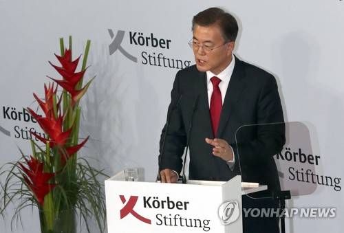 (베를린=연합뉴스) 김주형 기자 = 문재인 대통령이 6일 오후(현지시간) 구 베를린 시청 베어 홀에서 열린 쾨르버 재단 초청연설에서 한반도 평화구축과 남북관계, 통일 등에 대해 발언하고 있다. 2017.7.6      kjhpress@yna.co.kr