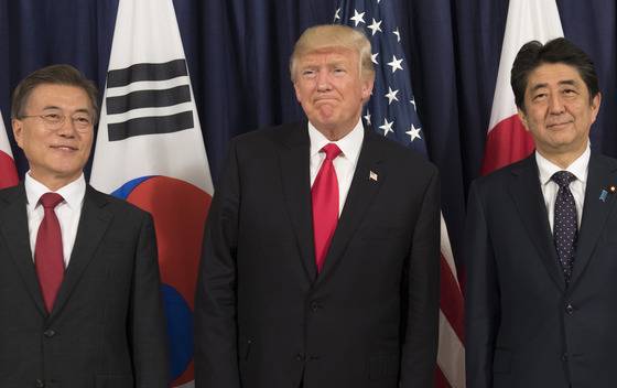 문재인 대통령과 도널드 트럼프 미국 대통령, 아베 신조 일본 총리가 6일 (현지시간) G20 정상회의가 열리는 독일 함부르크 시내 미국총영사관에서 열린 한미일 정상만찬에서 포즈를 취하고 있다. © AFP=뉴스1 © News1 우동명 기자