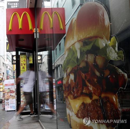 (서울=연합뉴스) 박동주 기자 = 7일 서울 시내 한 맥도날드 매장 앞.       고기패티가 덜 익은 맥도날드 햄버거를 먹은 어린이가 일명 '햄버거병'인 용혈성요독증후군(HUS)에 걸렸다는 주장이 제기되어 논란이 일고 있다. 2017.7.7      pdj6635@yna.co.kr
