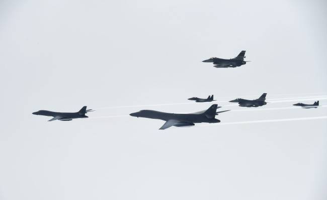 美 전략폭격기 B-1B가 한국 공군 F-15K, 미 공군 F-16 전투기의 공중 엄호를 받으며 한반도 상공을 비행하고 있다. [사진=공군 제공]