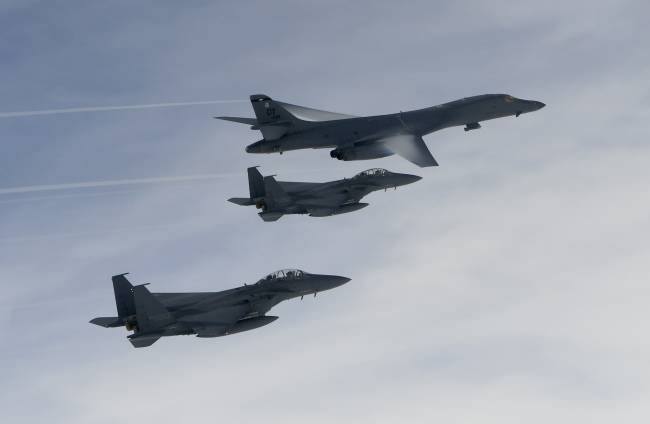 美 전략폭격기 B-1B가 한국 공군 F-15K, 미 공군 F-16 전투기의 공중 엄호를 받으며 한반도 상공을 비행하고 있다. [사진=공군 제공]
