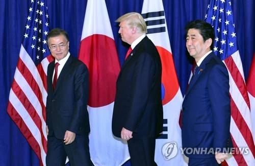 (함부르크=연합뉴스) 배재만 기자 = 문재인 대통령(왼쪽)과 도널드 트럼프 미국 대통령, 아베 신조 일본 총리가 6일 오후(현지시간) G20 정상회의가 열리는 독일 함부르크 시내 미국총영사관에서 열린 한미일 정상만찬에서 기념촬영을 마친 뒤 만찬장으로 향하고 있다. 2017.7.7 scoop@yna.co.kr