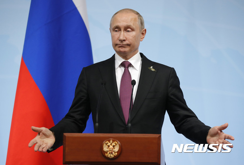 【함부르크(독일)=AP/뉴시스】블라디미르 푸틴 러시아 대통령이 지난달 8일 독일 함부르크에서 열린  주요 20개국(G20) 정상회담에서 기자회견을 하고 있다. 미 CNBC는 푸틴 대통령의 재산이 2000억 달러에 달해 세계 최고의 부호라고 전했다. 2017.8.1