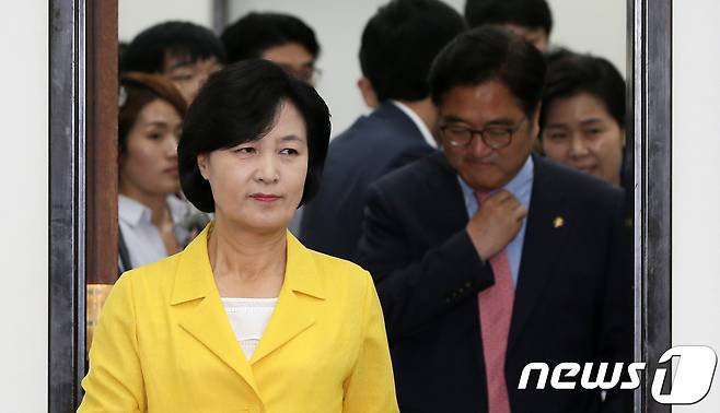 추미애 더불어민주당 대표와 우원식 원내대표가 지난 10일 서울 여의도 국회에서 열린 최고위원회의에 참석하고 있다. 2017.7.10/뉴스1 © News1 이동원 기자