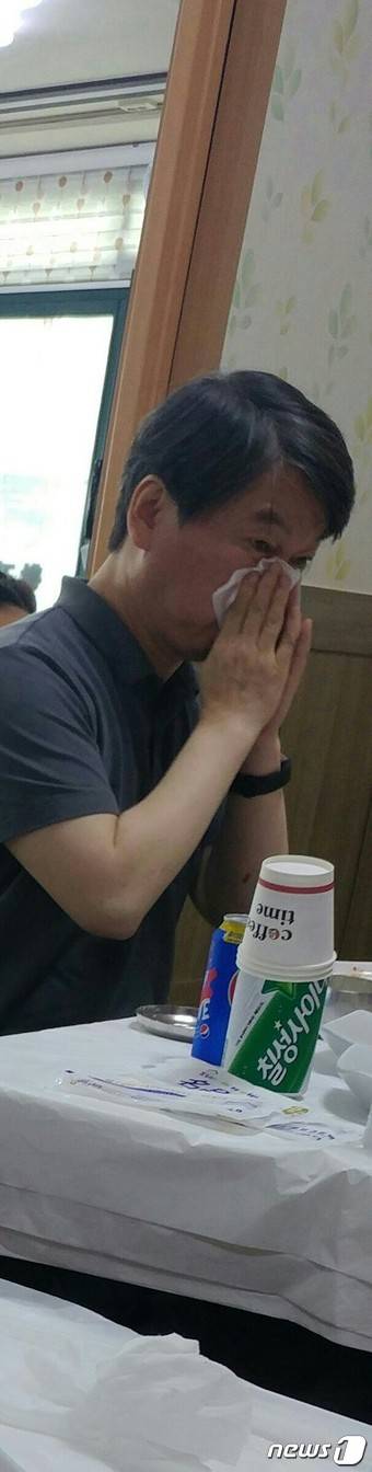 온라인 커뮤니티 사이트 '엠엘비파크'에 올라온 사진 속 안철수 전 국민의당 상임공동대표의 모습. (독자 제공) © News1