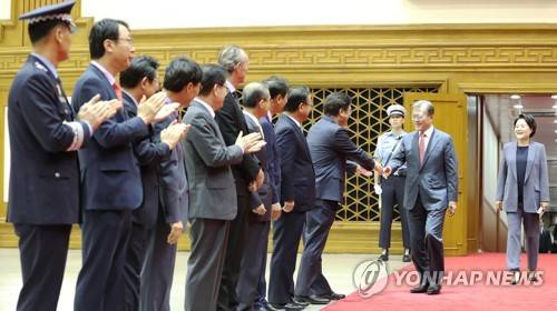 조금전 서울공항에 도착한 문재인대통령, 김정숙여사 | 인스티즈
