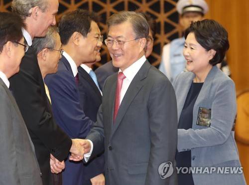 조금전 서울공항에 도착한 문재인대통령, 김정숙여사 | 인스티즈