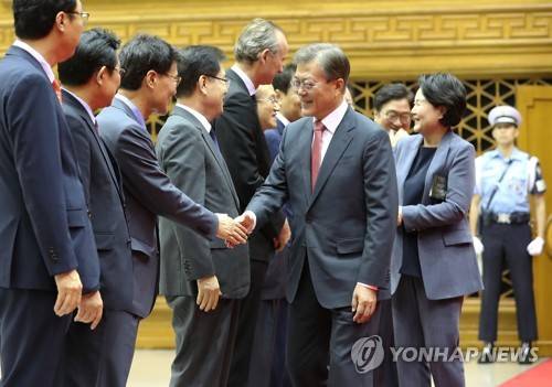 조금전 서울공항에 도착한 문재인대통령, 김정숙여사 | 인스티즈