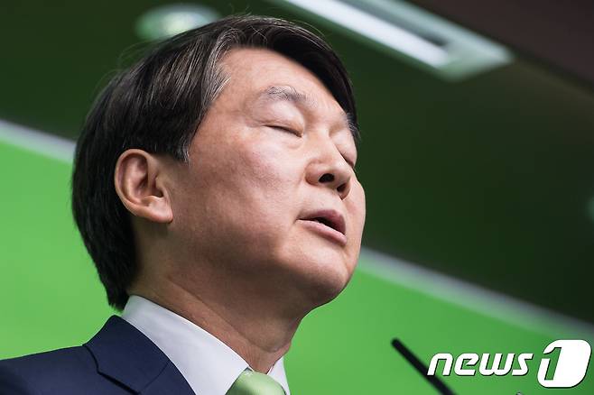 안철수 국민의당 전 상임 공동대표가 12일 서울 여의도 당사에서 문재인 대통령의 아들 문준용씨에 대한 취업특혜 제보조작에 대한 입장을 밝히고 있다.  2017.7.12/뉴스1 © News1 유승관 기자