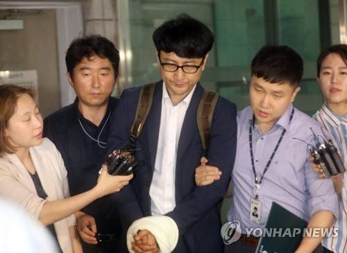 (서울=연합뉴스) 한상균 기자 = 사전구속영장이 발부된 국민의당 이준서 전 최고위원이 12일 새벽 남부지검을 나서고 있다. 이 전 최고위원은 문재인 대통령의 아들 준용씨에 대한 '취업특혜 의혹 제보조작' 사건에 관여한 혐의를 받고 있다.     xyz@yna.co.kr