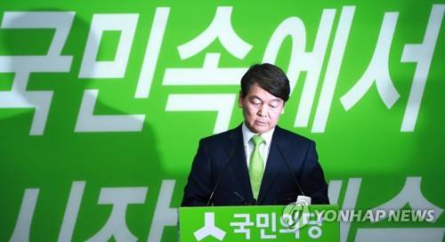 (서울=연합뉴스) 홍해인 기자 = 국민의당 안철수 전 대표가 12일 오후 서울 여의도 국민의당 당사에서 '제보조작' 사건과 관련해 입장을 밝힌 뒤 취재진의 질문을 들으며 생각에 잠겨 있다. 2017.7.12      hihong@yna.co.kr