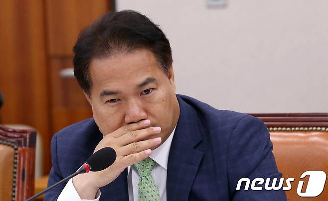 이용주 국민의당 간사가 13일 오후 서울 여의도 국회 법제사법위원회에서 속개된 박상기 법무부장관 후보자 인사청문회에서 생각에 잠겨 있다. 2017.7.13/뉴스1 © News1 박정호 기자
