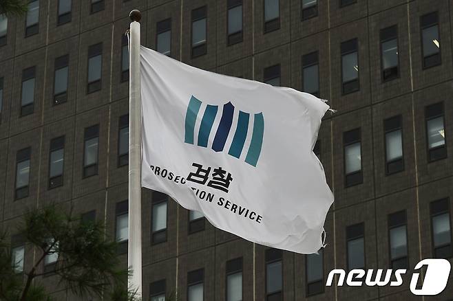 박영수 특별검사팀이 14일 청와대가 공개한 문건 300여종 중 일부를 넘겨받아 분석작업을 진행하는 가운데 문건 중 일부를 검찰이 넘겨받아 수사에 착수한다. 2017.7.17/뉴스1 © News1 민경석 기자