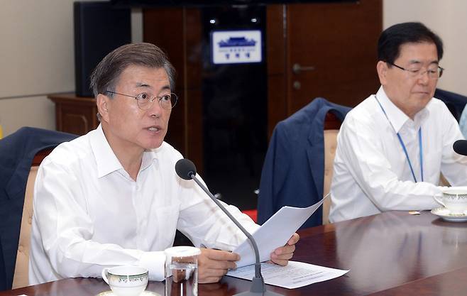 문재인 대통령이 17일 오후 청와대 여민관에서 열린 수석보좌관 회의서 머리 발언을 하고 있다. 청와대사진기자단