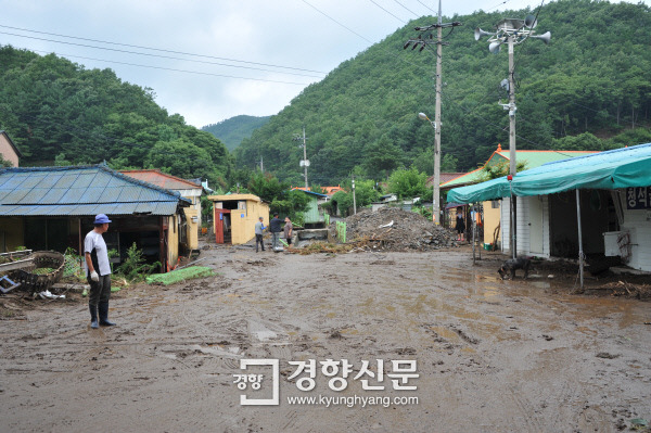 지난 17일 충북 청주시 상당구 미원면 운암리 주민들이 전날 내린 290.2㎜의 기습폭우로 폐허가 된 마을을 복구하고 있다.｜이삭 기자