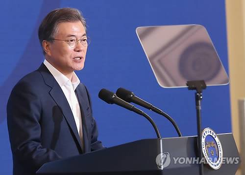(서울=연합뉴스) 배재만 기자 = 문재인 대통령이 19일 오후 청와대 영빈관에서 열린 국정과제 보고대회에서 향후 5년간 중점적으로 추진할 국정운영 과제에 대해 소개하고 있다.       scoop@yna.co.kr