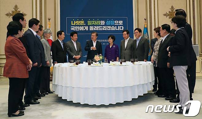 문재인 대통령이 20일 오후 청와대 영빈관에서 '2017 국가재정전략회의'에 앞서 이낙연 국무총리, 추미애 더불어민주당 대표 등 참석자들과 차를 마시며 환담을 나누고 있다.(청와대) 2017.7.20/뉴스1 © News1 이광호 기자