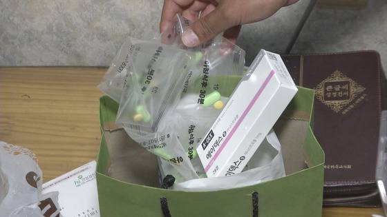 지난 6월 부산 동구 초량동에서 지병 등으로 숨진 뒤 4개월만에 발견된 윤모(61)씨의 약봉지. 송봉근 기자