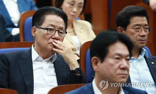 (서울=연합뉴스) 홍해인 기자 = 국민의당 박지원 전 대표가 20일 오전 국회 본청에서 열린 의원총회에 참석해 생각에 잠겨 있다. 2017.7.20  hihong@yna.co.kr