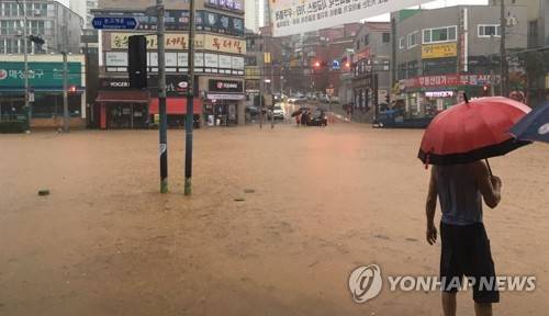 (서울=연합뉴스) 23일 오전 인천 남동구 도림동의 한 사거리 일대가 폭우로 인해 침수돼 있다. 2017.7.23 [독자 제공=연합뉴스]      photo@yna.co.kr