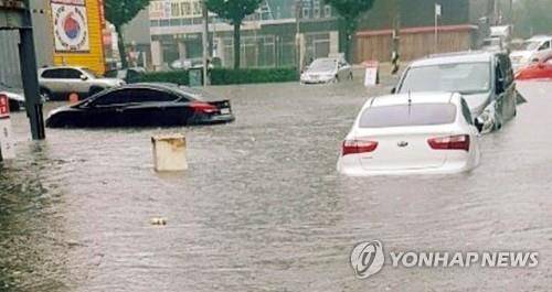 (서울=연합뉴스) 서울, 인천, 경기북부 일부에 호우경보가 내려진 23일 오전 인천 남구 동양장사거리 인근 도로가 침수돼 차량이 물에 잠겨 있다. 2017.7.23 [독자 제공=연합뉴스]