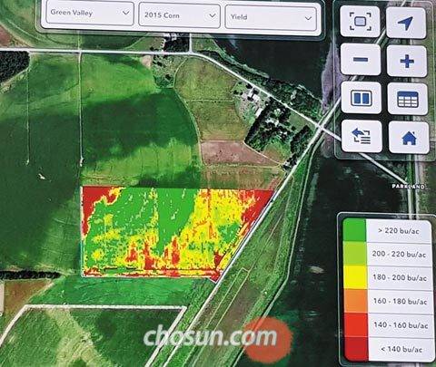 농업에도 빅데이터… 수확량 미리 안다 - 지난 5월 16일(현지 시각) 미국 미주리주 몬산토 본사에서 클라이밋필드뷰의 기후 빅데이터 분석 장면이 시연되고 있다. 클라이밋필드뷰는 트랙터에 GPS 위성 장치를 연결해 농경지의 수분량, 질소량, 병해충 상태 등을 모두 데이터로 입력한다. 이를 바탕으로 예상 수확량이 낮은 곳은 빨간색으로, 높은 곳은 초록색으로 표현한다. /세인트루이스(미국)=양지혜 기자