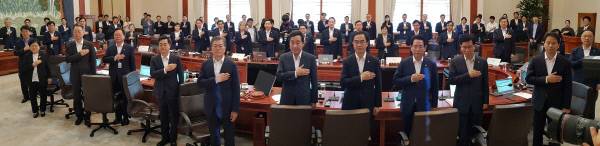 ‘문재인 내각’ 첫 국무회의 문재인 대통령이 25일 청와대 국무회의에서 국무위원들과 국기에 대한 경례를 하고 있다. 문 대통령은 “이제 새 정부가 본격적으로 출범한 셈이 됐다. 성과와 실적으로 평가받는 정부가 되길 바란다”고 말했다. 이날 회의에선 처음으로 모든 국무위원들이 문재인 정부 인사로 채워지고, ‘18부·5처·17청’으로 개편한 정부조직법 개정안이 가결·공포돼 새 정부 출범 76일 만에 본격적인 문재인 정부 시작을 알렸다.   청와대사진기자단