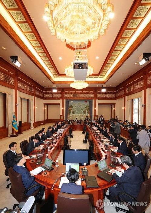 (서울=연합뉴스) 배재만 기자 = 문재인 대통령이 25일 오전 청와대에서 국무회의를 주재하고 있다. 이날 국무회의는 처음으로 전원 새 정부가 임명한 국무위원들이 참석했다. 2017.7.25  scoop@yna.co.kr  (끝)