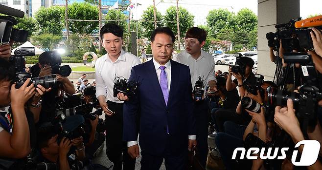 이용주 국민의당 의원이 26일 오후 '제보조작' 사건 참고인 조사를 위해 서울 양천구 서울남부지검으로 출석하고 있다. 2017.7.26/뉴스1 © News1 임세영 기자