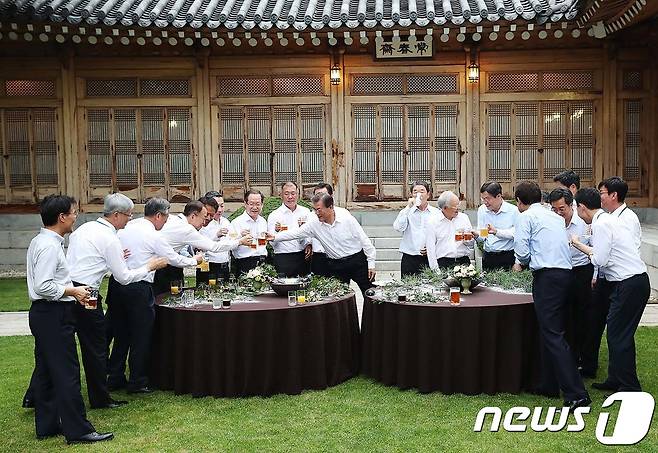 문재인 대통령이 27일 청와대 상춘재에서 열린 주요 기업인과의 호프 미팅에서 박용만 대한상공회의소 회장 등 기업 총수들과 건배를 하고 있다.(청와대) 2017.7.27/뉴스1 © News1 이광호