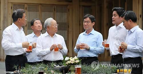 문재인 대통령이 27일 오후 청와대 상춘재에서 기업인들과 맥주를 마시며 대화하고 있다. (왼쪽 두 번째부터) 구본준 LG 부회장, 손경식 CJ 회장, 권오준 포스코 회장, 정용진 신세계 부회장, 김동연 경제부총리 겸 기획재정부 장관.(사진=연합뉴스)