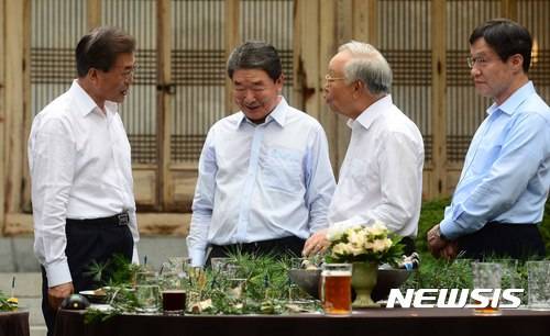 【서울=뉴시스】전신 기자 = 문재인 대통령이 27일 청와대 상춘재 앞에서 열린 주요 기업인과의 호프 미팅에서 손경식(오른쪽 두번째) CJ 회장과 대화를 나누고 있다. 2017.07.27.  photo1006@newsis.com