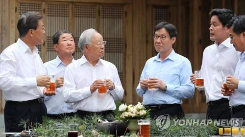(서울=연합뉴스) 배재만 기자 = 문재인 대통령이 27일 오후 청와대 상춘재에서 주요 기업인들을 초청해 개최한 '주요 기업인과의 호프미팅'에서 정용진 신세계 부회장(오른쪽 두 번째)과 대화하고 있다.       오른쪽부터 김동연 경제부총리 겸 기재부 장관, 정용진 신세계 부회장, 권오준 포스코 회장, 손경식 CJ 회장, 구본준 LG 부회장. 2017.7.27      scoop@yna.co.kr