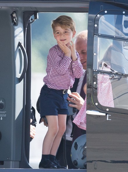 지난주 독일방문 기간 동안 함부르크 공항에서 헬기에 타고 즐거워하는 조지 왕자와 아버지 윌리엄 왕세손. 영국 언론은 이 사진에 '부전자전(Like father, Like son)' 이라는 제목을 달았다. [연합뉴스]