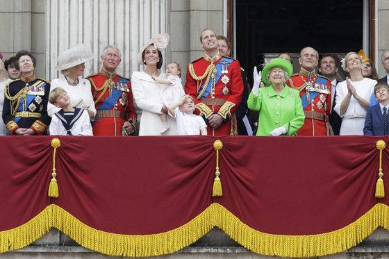 지난해 여왕 90세 기념 퍼레이드와 축하 비행을 발코니에서 지켜보고 있는 영국 왕실 가족. 연두색 정장을 입은 이가 엘리자베스 여왕이다.[중앙DB]