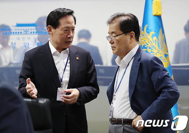 문재인 대통령이 29일 오전 1시 북한이 28일 밤 자강도 일대에서 동해상으로 탄도미사일로 추정되는 발사체를 기습 발사한 것과 관련해 긴급 국가안전보장회의(NSC) 전체회의 소집했다. 정의용 국가안보실장과 송영무 국방부 장관이 대책을 숙의하고 있다.(청와대 제공)2017.7.29/뉴스1 © News1 이광호 기자