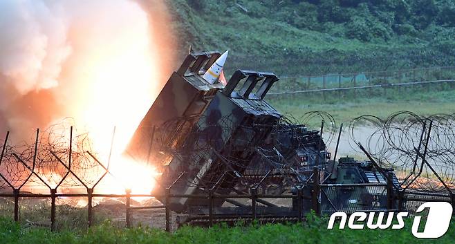 29일 오전 한미 연합군이 동해안에서 실시한 탄도미사일 사격훈련에서 주한미군의 지대지 탄도미사일 에이태킴스(ATACMS)가 발사되고 있다. (합동참모본부 제공) 2017.7.29/뉴스1